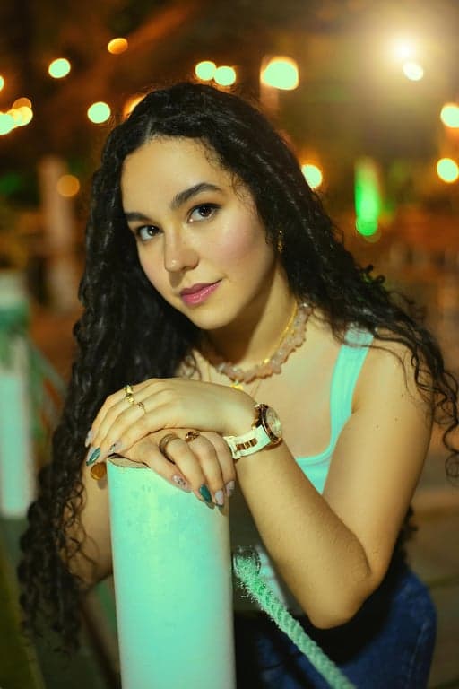 AI shorthair filter before photo - woman portrait with long curly hair