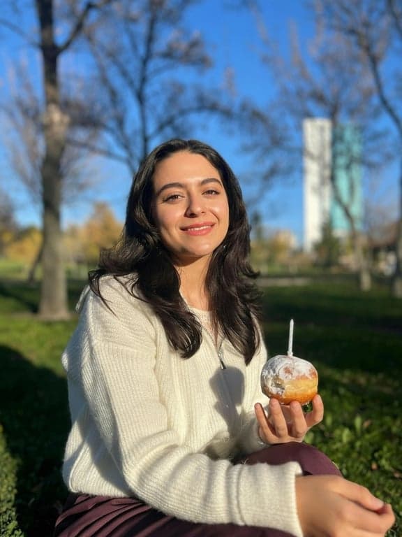 ai remove glasses from photo after photo - woman without sunglasses