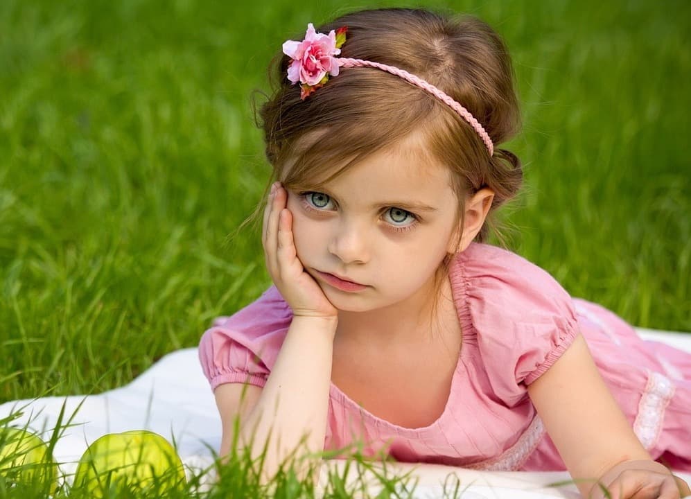 AI red eye remover after transformation - influencer photo with red eyes removed