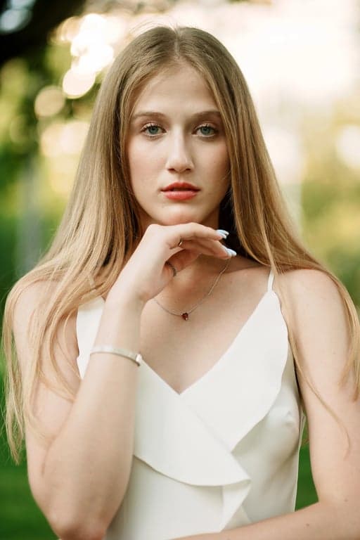 a full character re-illustration of the person as a classic Looney Tunes–style cartoon character, completely redrawn from scratch rather than filtered, rebuilding the character using golden-age American animation rules, featuring theatrical slapstick facial acting, oversized eyes and mouth, extreme squash-and-stretch anatomy, elastic body movement, bold clean contour lines, smooth hand-painted cel-style shading, dynamic performance-driven posing, and a lively vintage cartoon atmosphere inspired by 1940s–1950s Looney Tunes animation.