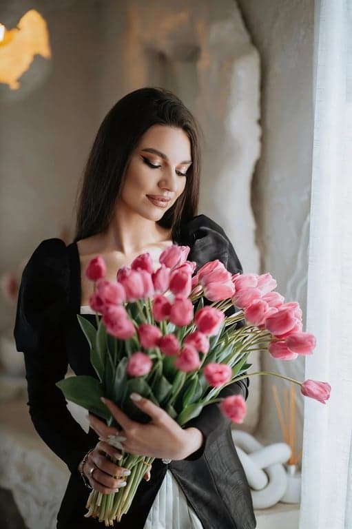 a portrait of a person edited for a cleaner jawline silhouette by reshaping the visual contour of the lower face, emphasizing straightness along the jaw and a firmer jaw corner; add depth under the chin to separate face from neck more decisively; avoid geometry warping; maintain natural neck proportions and skin texture; background unchanged; the facial outline should appear sharper and more confident