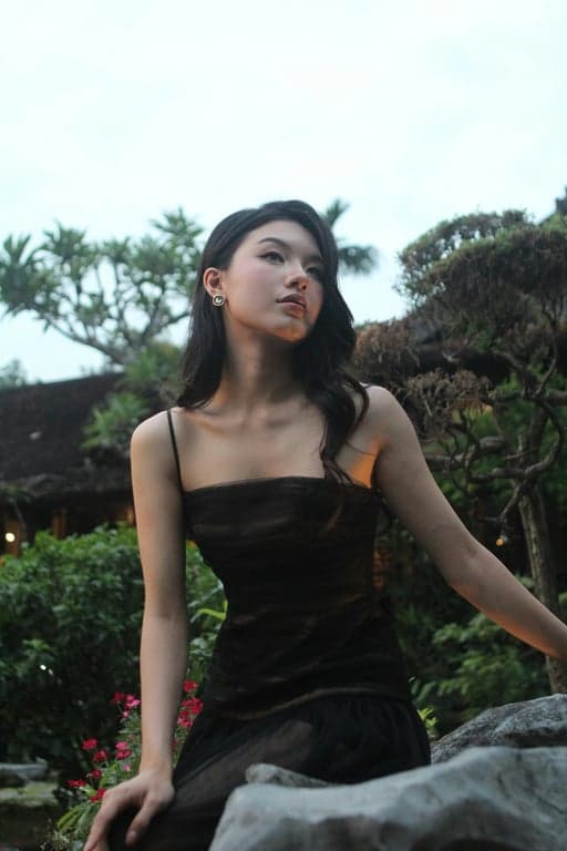 a portrait of a person illustrated in an ukiyo-e–inspired style featuring flat color planes, flowing contour lines, simplified facial proportions, minimal shading, muted traditional colors, and a calm Edo-period aesthetic