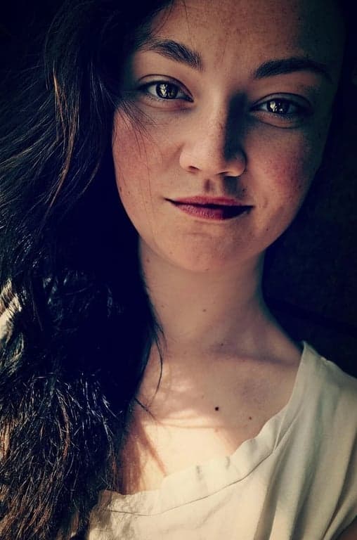 ai remove glasses from photo after photo - woman in white shirt without glasses