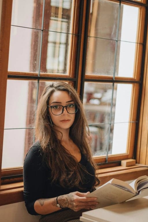 a portrait of a person stylized in a Japanese visual style combining traditional restraint with modern illustration clarity, avoiding realism and heavy textures