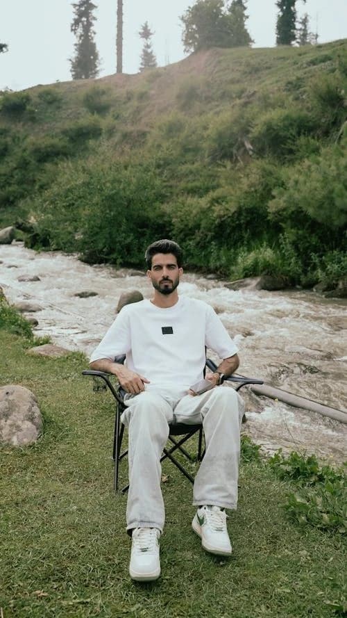 2010 Style Fashion filter before photo - casual portrait before edit