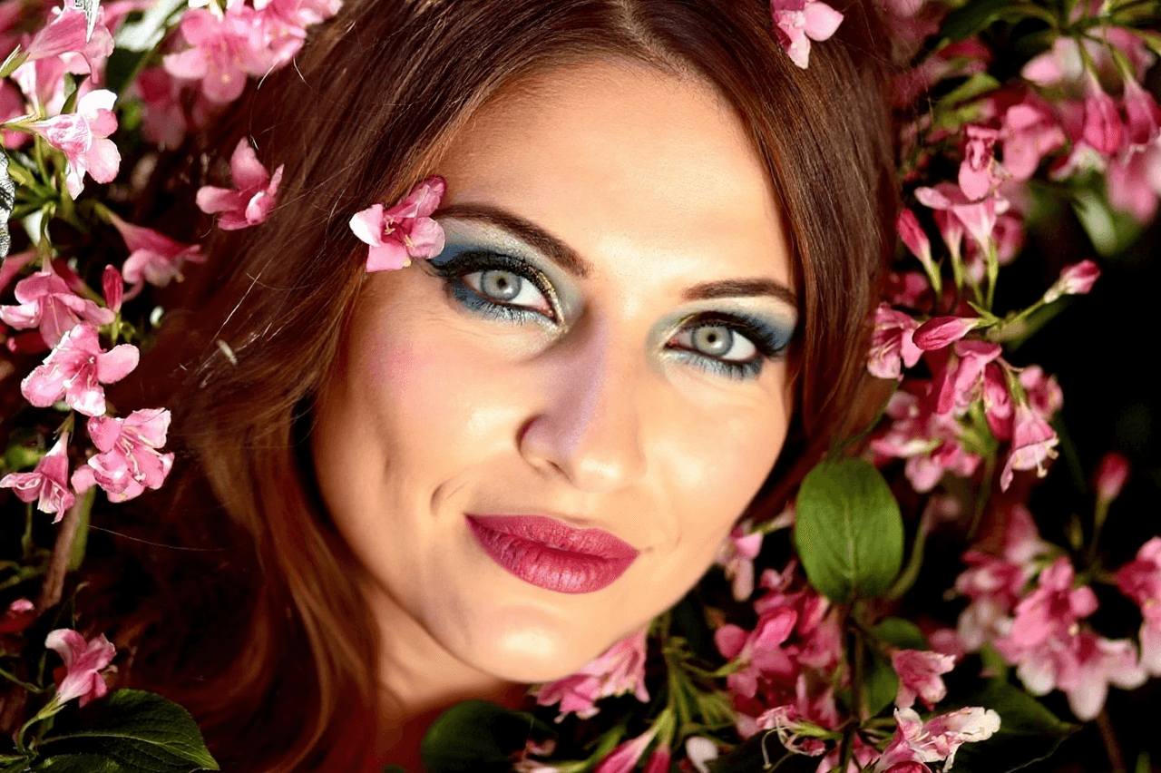 AI face slimmer filter before photo - influencer photo before face slimming applied