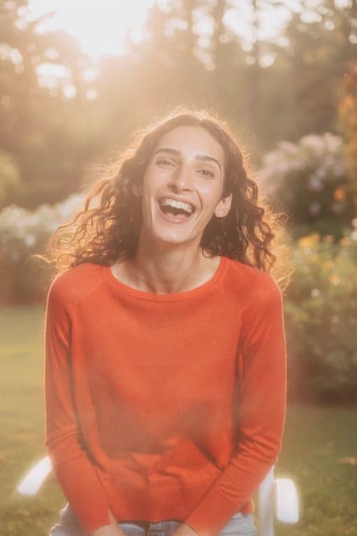 a portrait of a woman, dreamy glow effect, soft light diffusion, hazy highlights, ethereal atmosphere, outdoor scene.