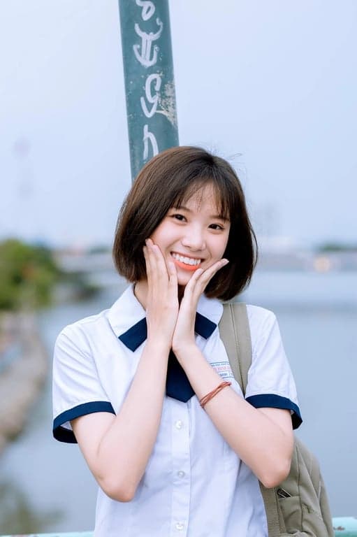 AI long hair filter before photo - girl portrait with short straight bob hair