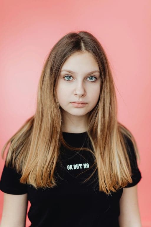 AI Curly hair filter before pic - woman portrait with straight hair in T-shirt